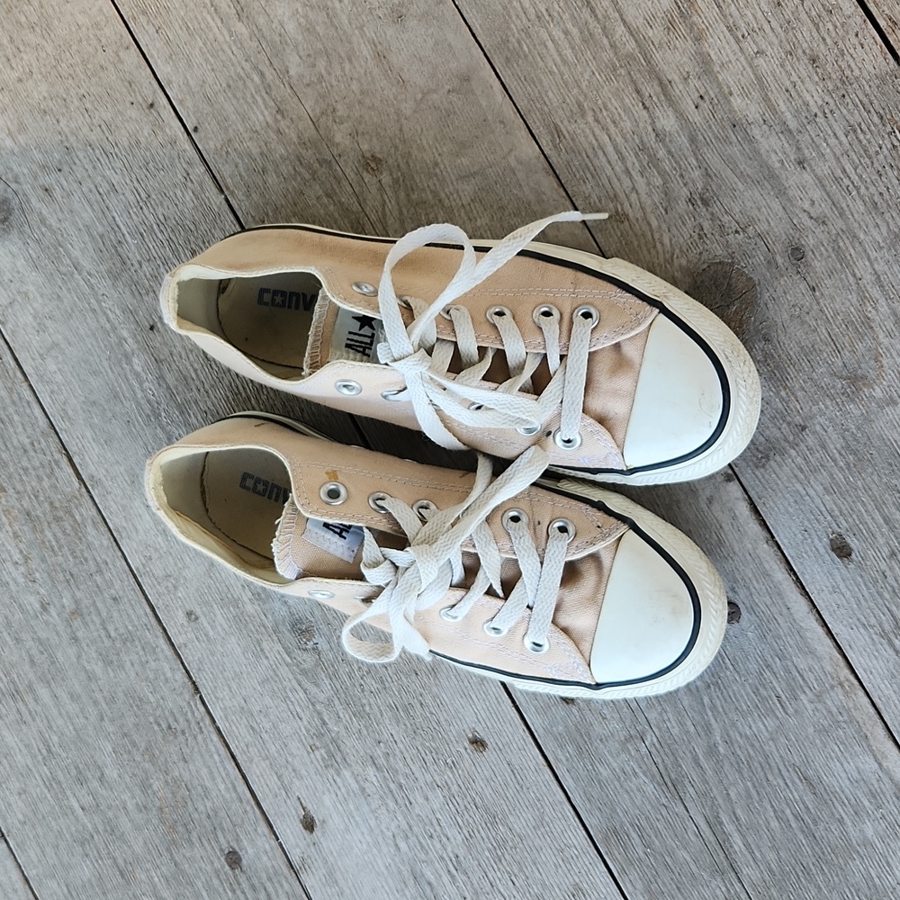 Beige/Tan/Peach Colored Chuck Taylor Converse Sneaker Tennis Shoes Size 7 Women